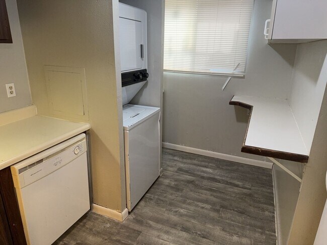 Building Photo - 3 Bedroom 1 Bath Basement Apartment