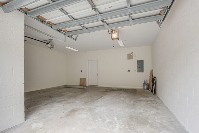 Building Photo - 826 Dakota Dr