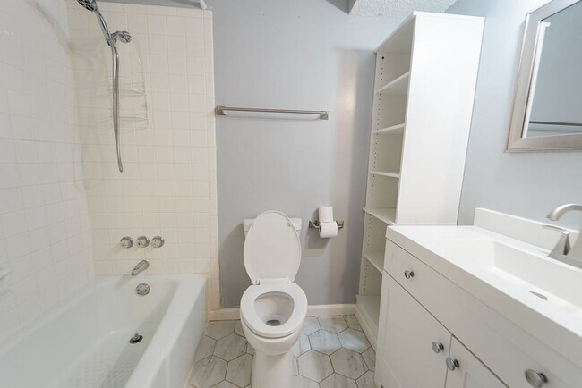Building Photo - 26 Orantes Pl