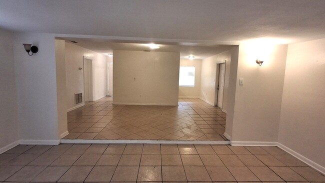 Building Photo - 3BR/1BA Single Family Home in Orlando with Spacious Yard!!