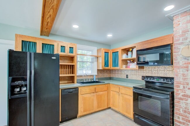 Building Photo - Renovated Home on Quiet Cul-De-Sac