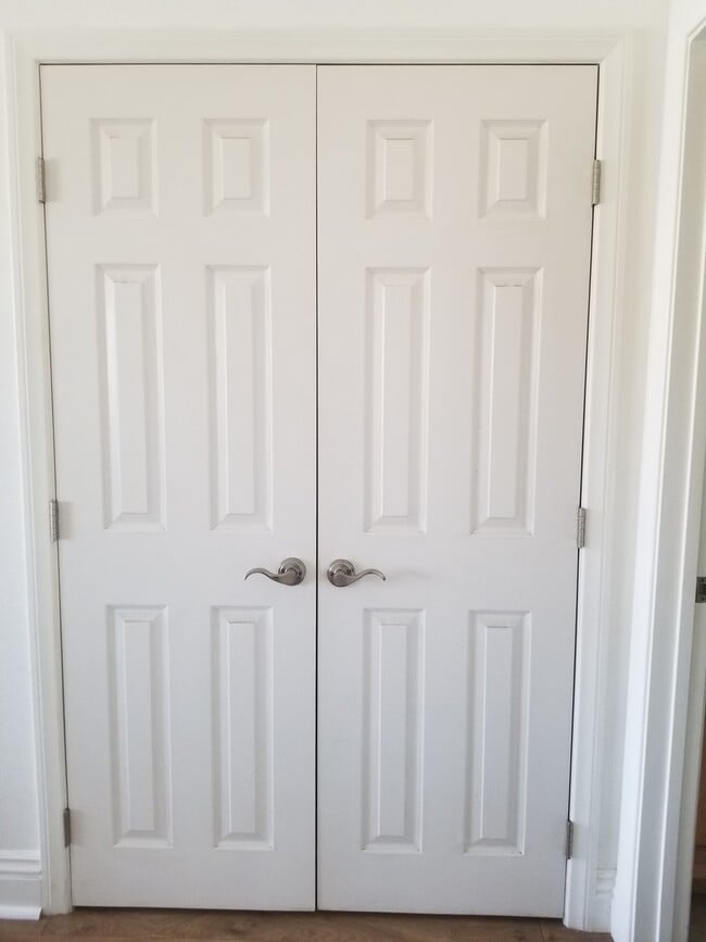 Building Photo - Clean Upstairs Unit In Convenient Location- Close to SDSU!