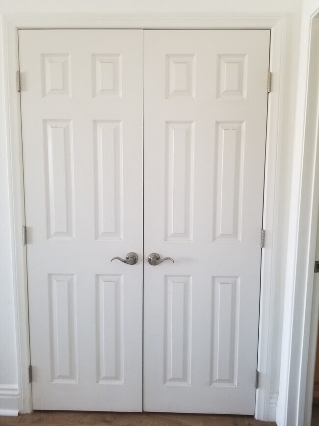 Building Photo - **SPECIAL** FIRST MONTH FREE!!! Clean Upstairs Unit In Convenient Location- Close to SDSU!