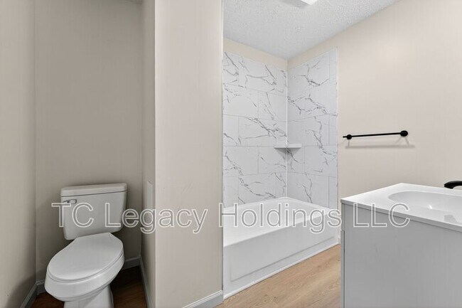 Building Photo - 320 Diamond Ave
