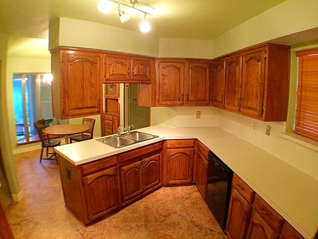 Building Photo - Charming 4 Bedroom 2.5 Bath Home In RISD!