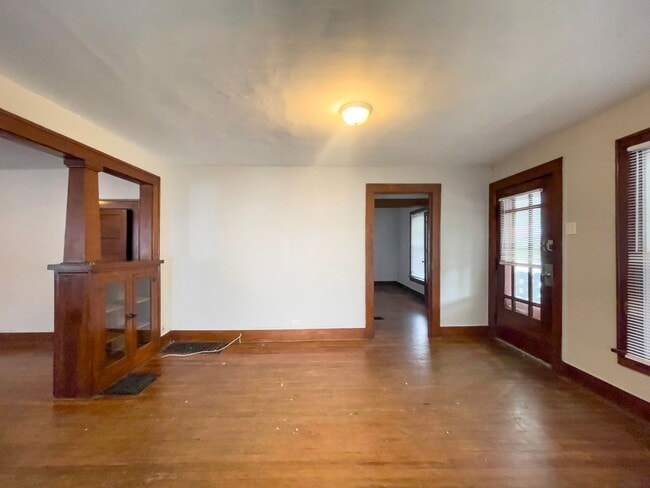 Building Photo - PRELEASING for AUGUST! Close to Campus: Washer and Dryer Included