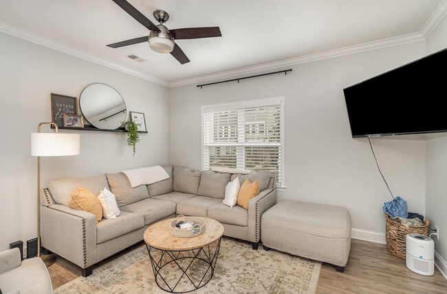 Building Photo - Charming 3-Bedroom Townhome Close to Every...