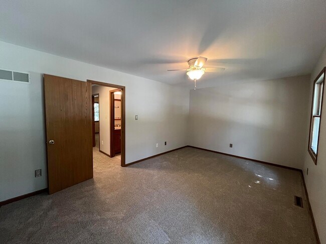 Building Photo - 852 Burr Oak Dr