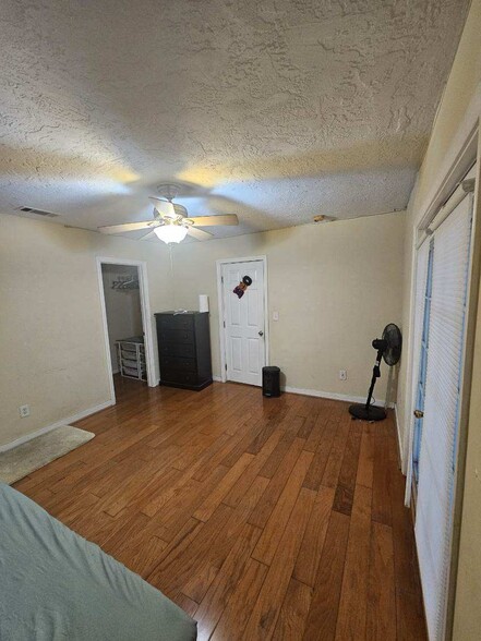 Building Photo - 4605 Seminole Dr