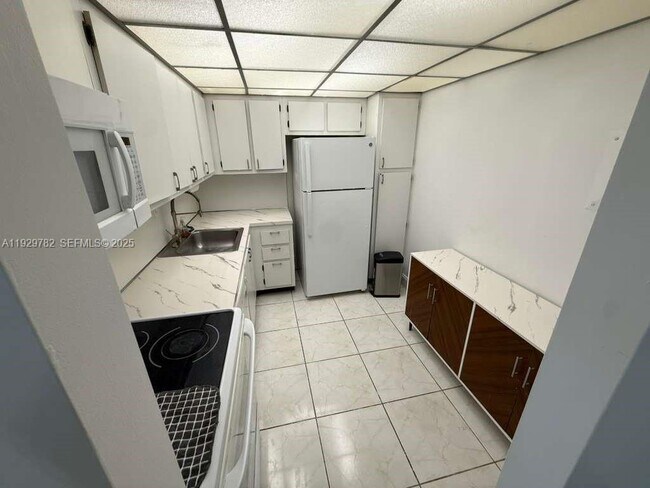 Building Photo - 3701 N Country Club Dr