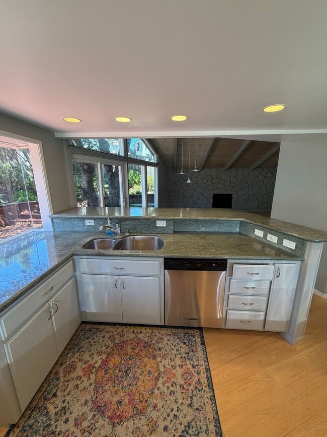 Building Photo - Charming Residence in Belmont
