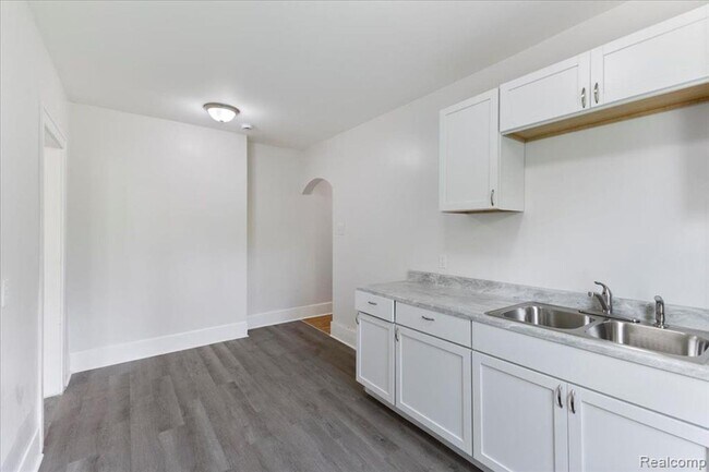 Building Photo - Stunning 2 bed and it's Section 8 friendly!