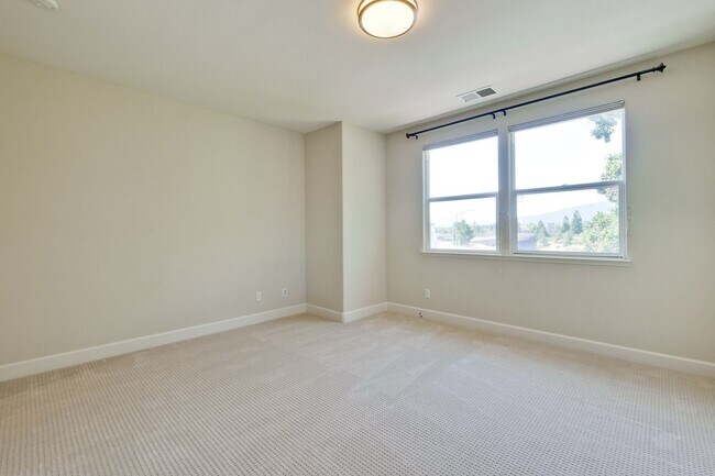 Building Photo - Excellent 4 Bed 2.5 Bath Town Home!