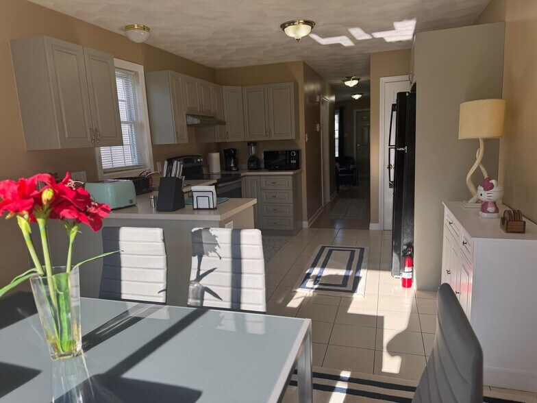 Building Photo - 31 Tapley Ave