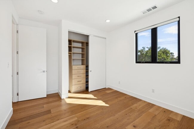 Building Photo - Luxurious Modern Single Family Home in West Menlo Park Available Now!