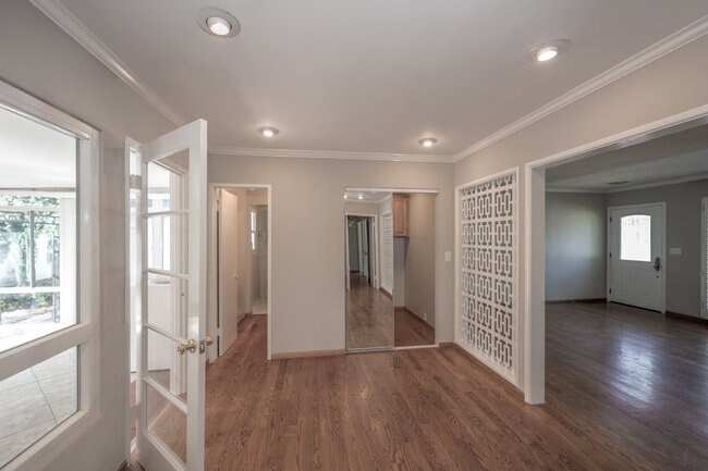 Building Photo - 832 Coolidge Dr