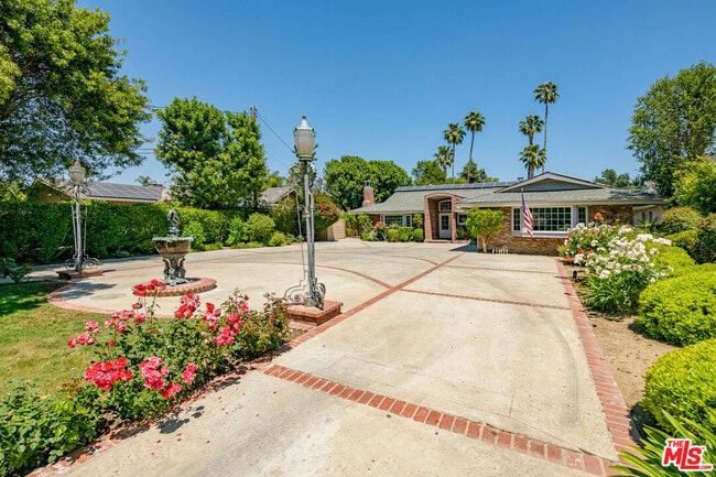 Building Photo - 8760 White Oak Ave