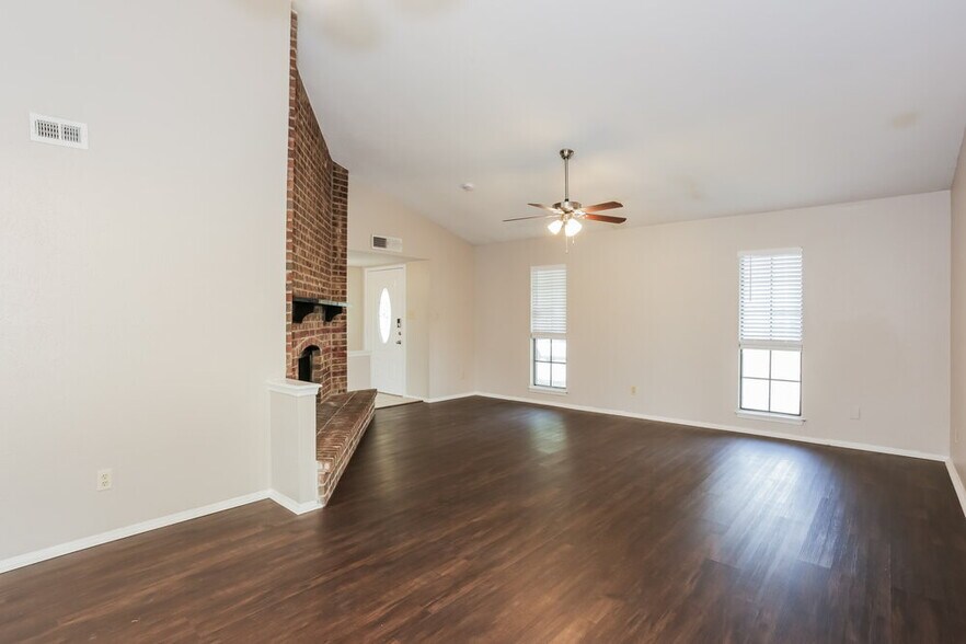 Building Photo - 1385 Southridge Dr