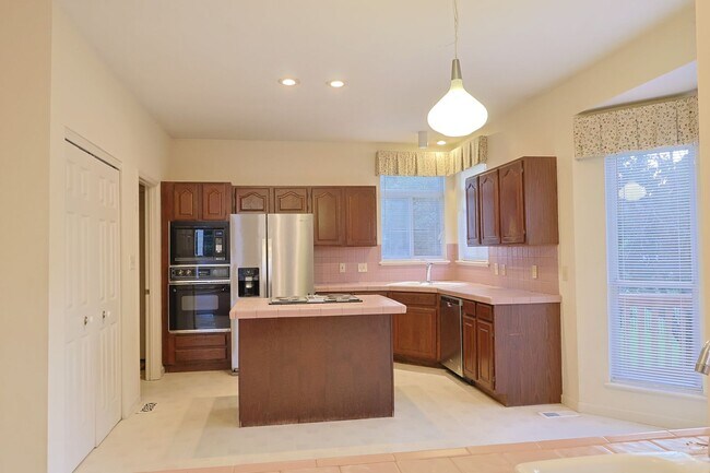 Building Photo - Spacious Parkway South Home with Walk-Out Basement & Large Backyard