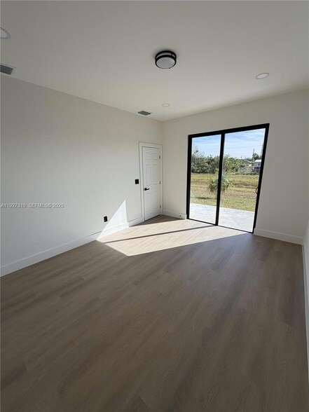 Building Photo - 8033 Oakleaf Cir