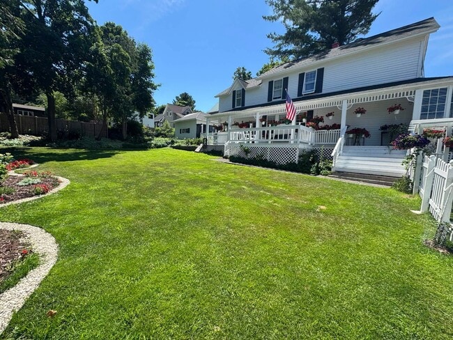 Building Photo - 3 Bedroom, 1.5 Bath, Furnished Home in Houghton