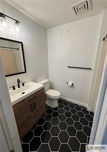 Building Photo - 1001 Cypress Ln