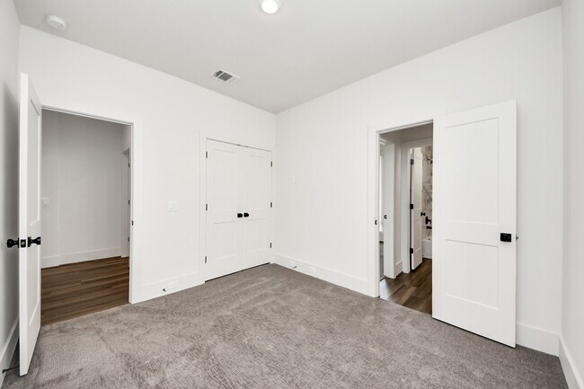 Building Photo - 6018 Knox St