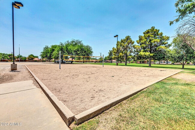 Building Photo - 8889 E Meadow Hill Dr