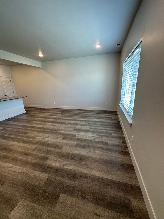 Building Photo - $500 OFF FIRST MONTHS RENT IF LEASE SIGNED...