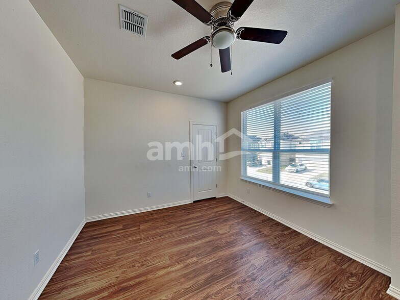 Building Photo - 2722 Lillybrook Ln