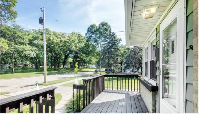 Building Photo - 3 BR eastside single family home. Fenced in yard. Fully furnished. Flexible leases.