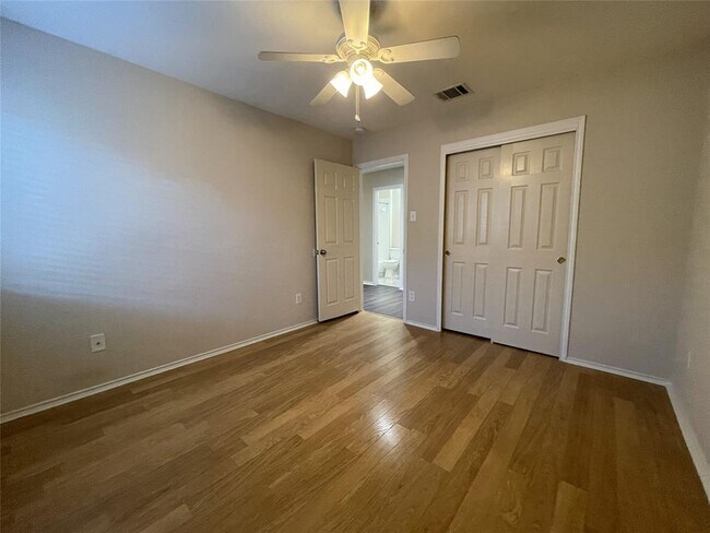 Building Photo - 803 Middle Brook Dr