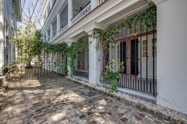 Building Photo - Beautiful 2 BR/1 BA Furnished Apartment Available in Downtown Charleston!