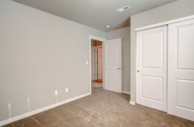 Building Photo - 3 BR, 2.5 BA Creekwood Townhome - $500 OFF 1st Mo. Rent!