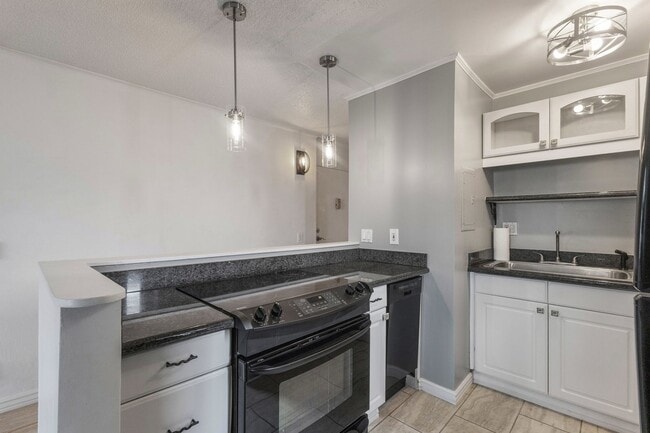 Building Photo - Live your best life in this well-appointed condo in Makaua Village
