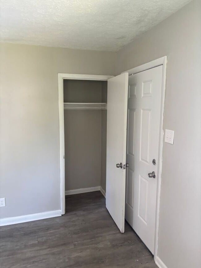Building Photo - Comfortable Living in a Cozy 2-Bedroom Dup...