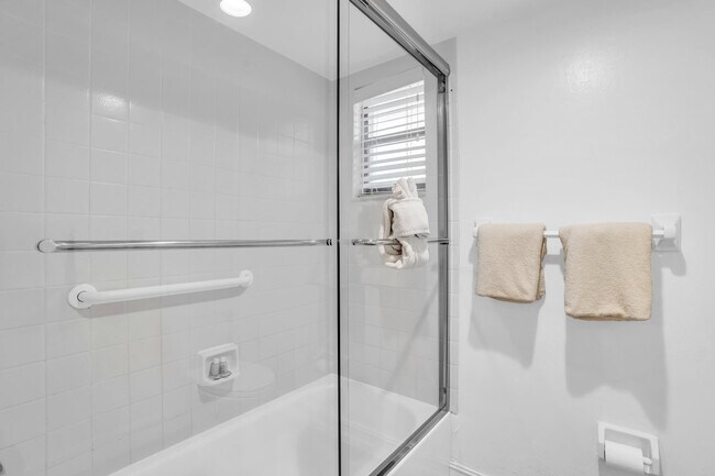 Building Photo - 600 Neapolitan Way