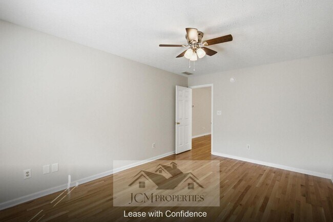 Building Photo - 700 Cottonwood Dr