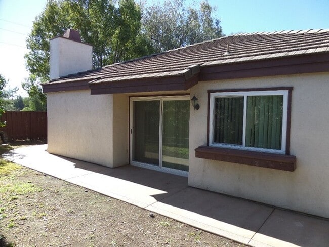 Building Photo - 3 Bedroom-2 Bathroom Single Story Home in ...