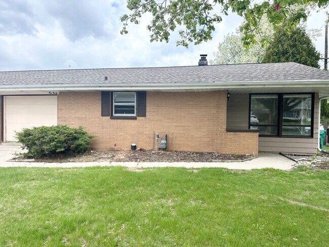 Building Photo - 490 St Bernard Dr