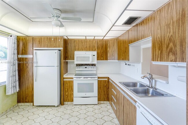 Building Photo - 2303 Lucaya Ln
