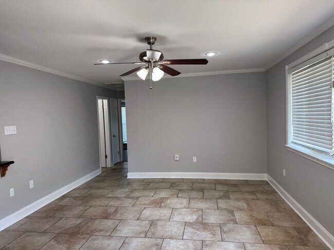 Building Photo - Great 2 Bedroom Lease near LSU