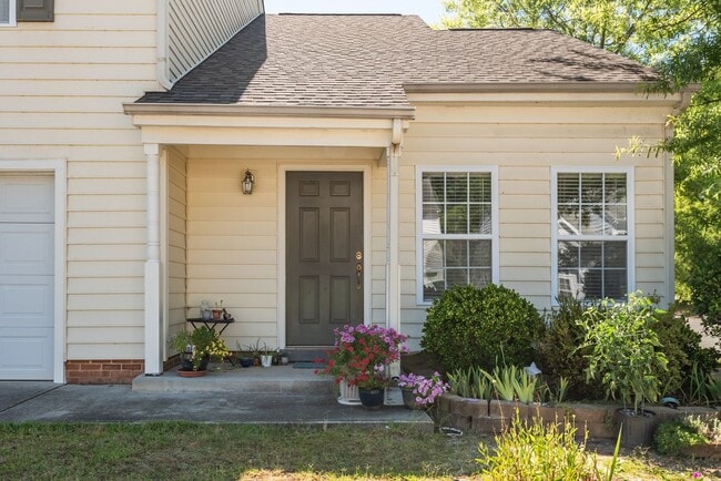 Building Photo - Spacious Single Family Home: Available July 10th