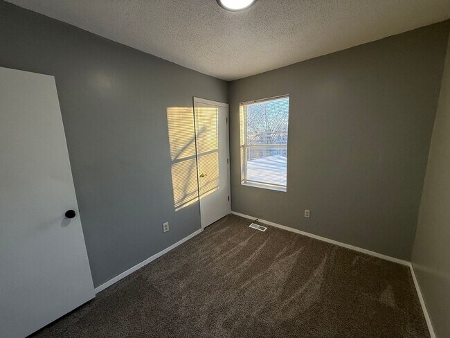 Building Photo - Large 6 Bed Single Family Home in MPLS!