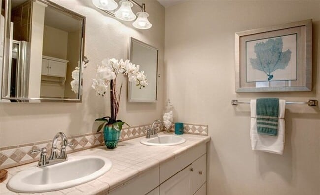 Building Photo - Beautiful Home located near Juanita Bay Water Front with 2 Bed and 2 Bath