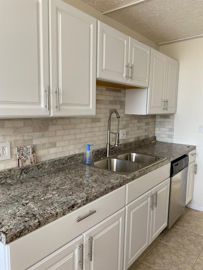 Building Photo - 1200 NE Miami Gardens Dr