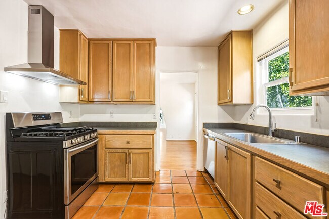 Building Photo - 2613 Cloverfield Blvd