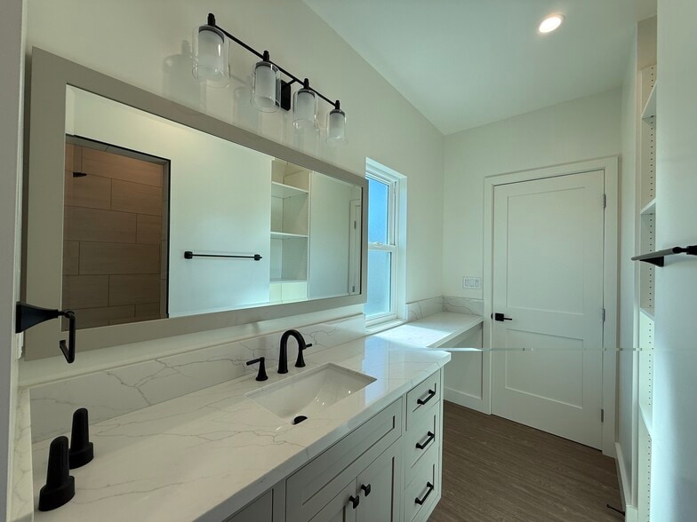 Master Bath - 1809 Lake St