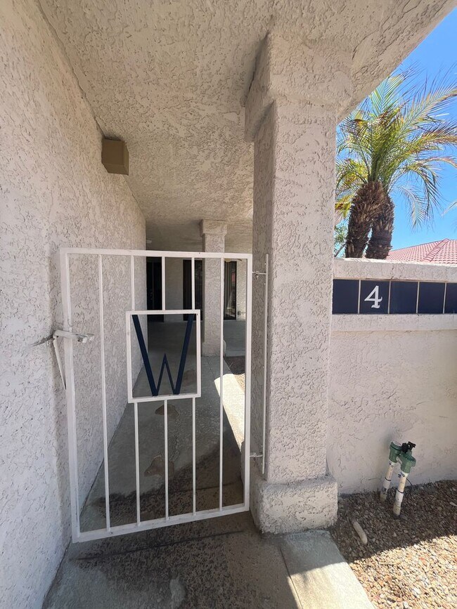 Building Photo - 3 Bed, 2 Bath in Gated Community with Lake...