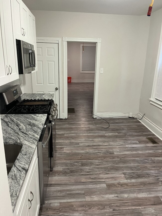 Building Photo - 644 W Russell St